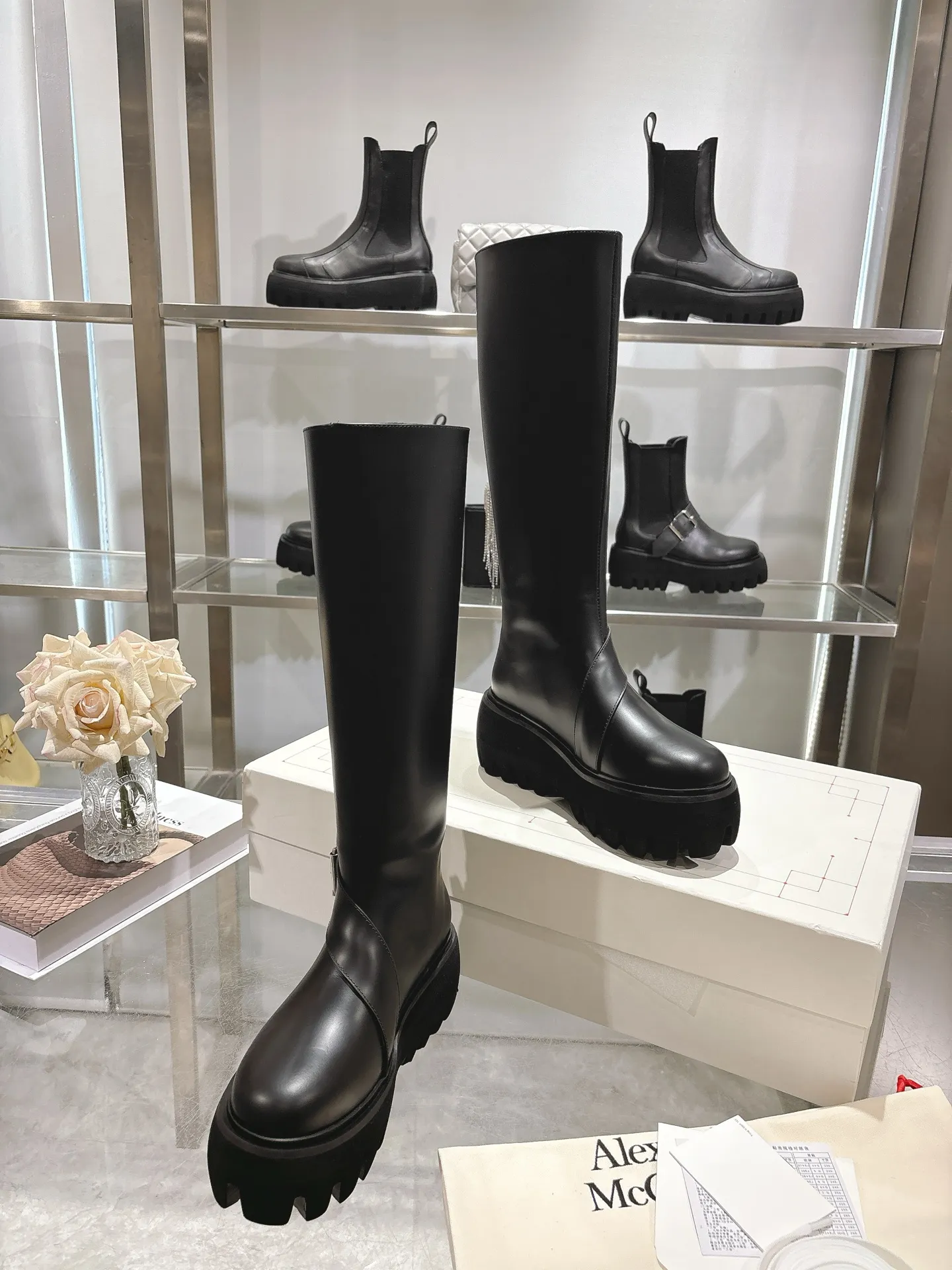 👟👟Ex-factory price 1000👟👟 The official website is synchronized with MCQUEEN/McQueen 2025 autumn and winter Sofa Chelsea boots. Silver metal buckle on the side of the shoe. Equipped with light flange and several layers of combined outsole. 6 cm thickness. Heel pull-on process. Black calfskin fabric. Women 35-40.
